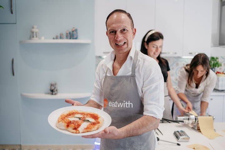 Prepara la pizza napoletana con vista su Napoli