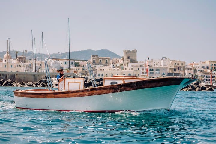 Tour in barca dell'isola d'Ischia con lancia 10 metri tipica ischitana full day