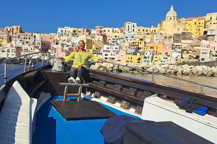 Tour in barca con pranzo a bordo alla scoperta di Procida