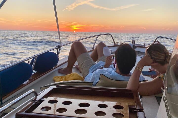 Tour privato in barca al tramonto ad Ischia