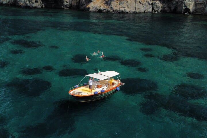Tour Privato in Barca a Ischia – Acque Cristalline,Grotte e Relax