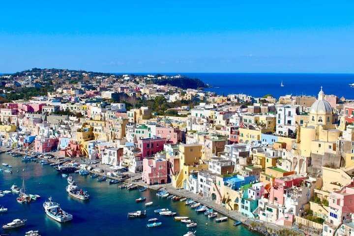 Tour a Procida con pranzo a bordo e colori della Corricella
