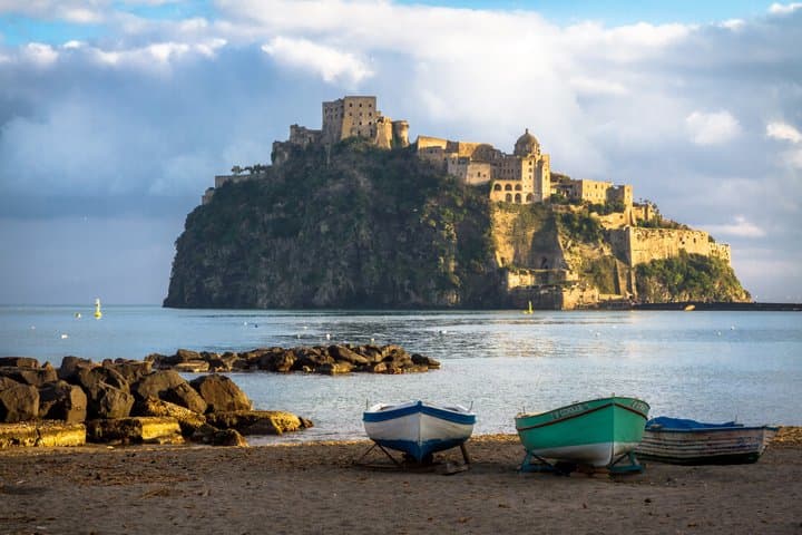 Esplora il Castello Aragonese di Ischia e la Tradizione di Celsa